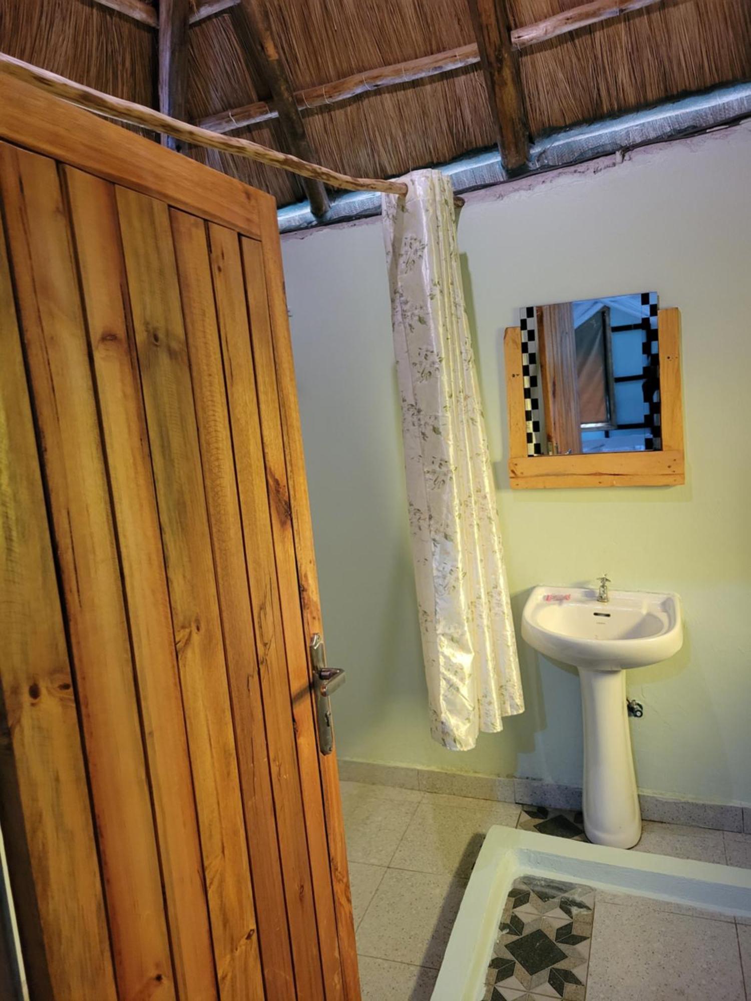 Songbird Safari Lodge & Campsite Katunguru Bagian luar foto